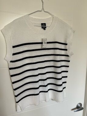 NWT bobeau White and Black Striped Short Sleeve Crew Sweater/Vest